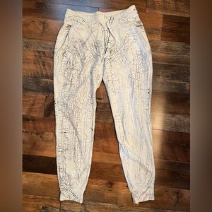 Lululemon - Warm Down Jogger *Thread Dye White Black. Size 6.